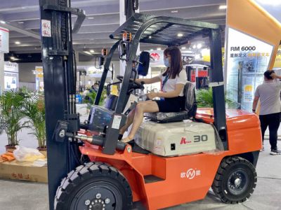 Préparateur de commandes Construction Four Wheel Counterbalance Balance Warehouse Heavy Diesel Forklift Truck (CPCD)